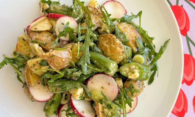 طرز تهیه سالاد بامیه و سیب زمینی؛ سالادی با طعم متفاوت