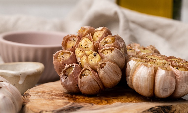 طرز تهیه سیر کبابی در فر+ نکات و فوتوفن ها
