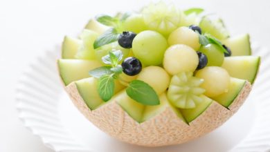 راهنمای مرحله‌به‌مرحله برش طالبی و ملون برای مهمانی‌ها