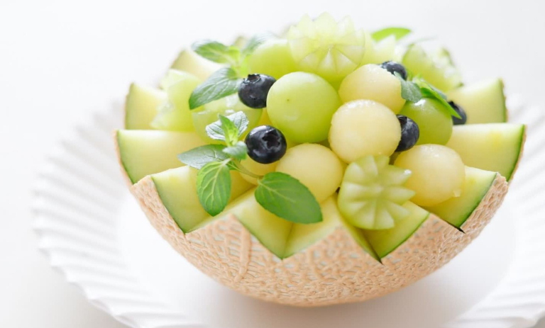 راهنمای مرحلهبهمرحله برش طالبی و ملون برای مهمانیها