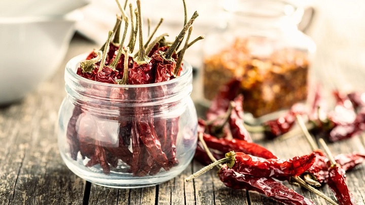 خشک کردن انواع فلفل در آفتاب خشک کردن انواع فلفل در آفتاب