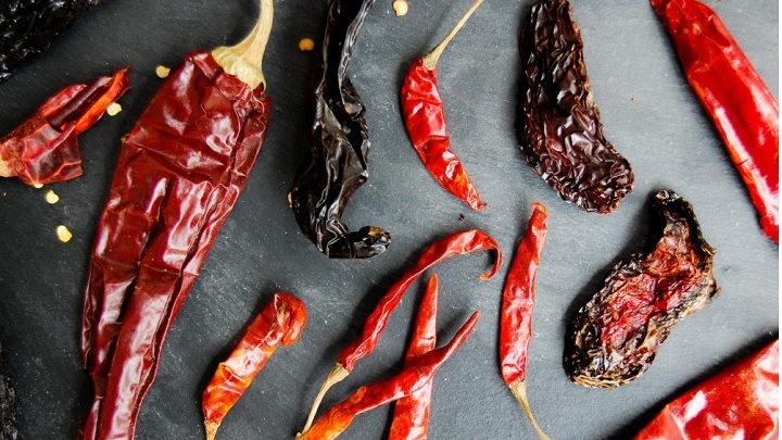 خشک کردن انواع فلفل در فر خشک کردن انواع فلفل در فر