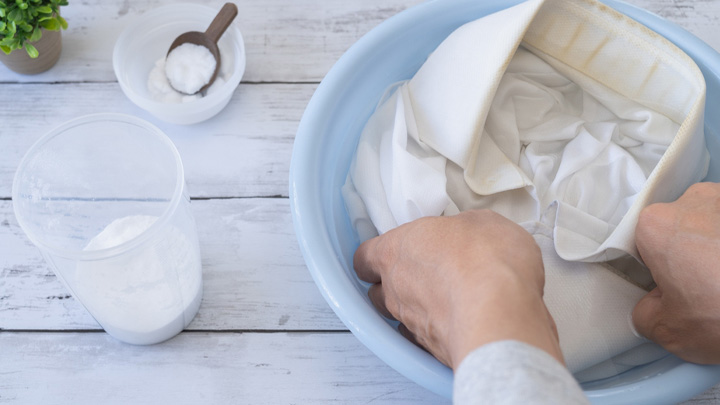 راهکارهای خانگی برای شستوشو و لکه بری لباس سفید؛ استفاده از جوش شیرین راهکارهای خانگی برای شستوشو و لکه بری لباس سفید؛ استفاده از جوش شیرین