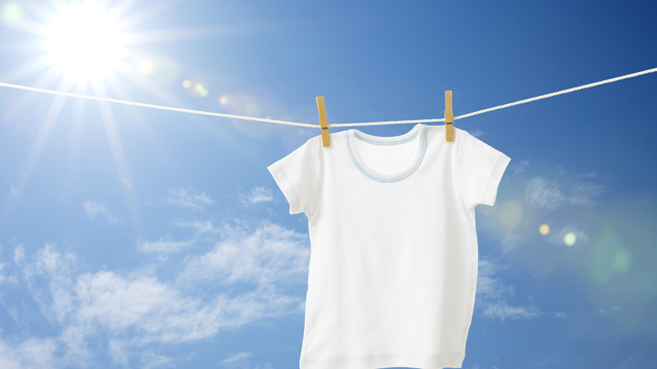 راهکارهای خانگی برای جلوگیری از زرد شدن لباس سفید؛ پهن کردن در زیر نور آفتاب راهکارهای خانگی برای جلوگیری از زرد شدن لباس سفید؛ پهن کردن در زیر نور آفتاب