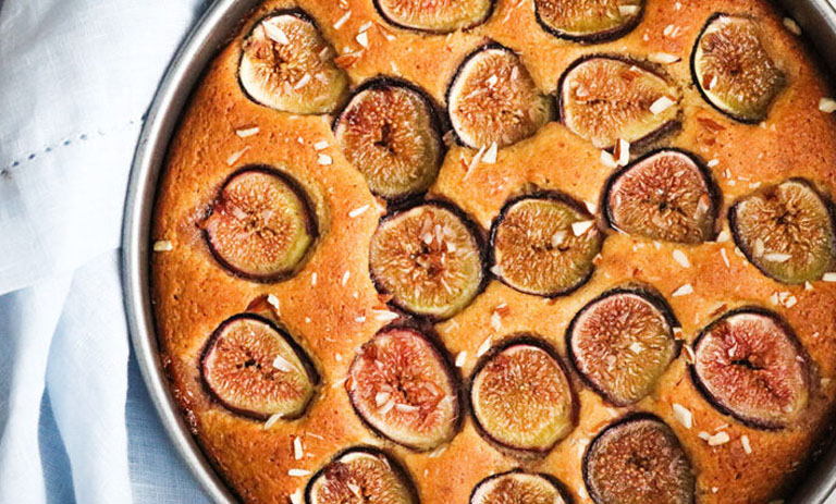 طرز تهیه کیک انجیر خانگی+ نکات خوشمزهتر شدن