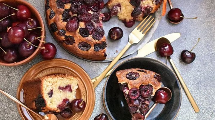 طرز تهیه کیک گیلاس بدون شیر و ماست