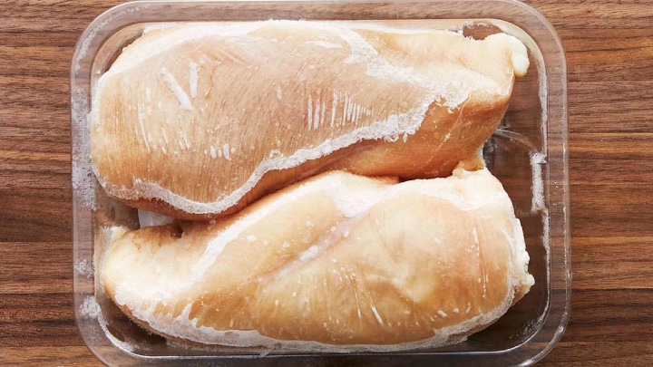 روش‌های یخ‌زدایی مواد غذایی که نباید استفاده شوند