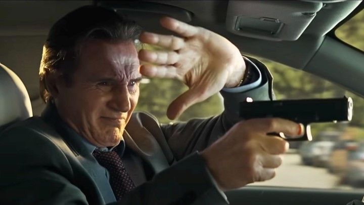 سلاح عریان یا اسلحه برهنه (The Naked Gun) از پرفروش‌ترین و پربیننده‌ترین فیلم‌های مرداد 1404