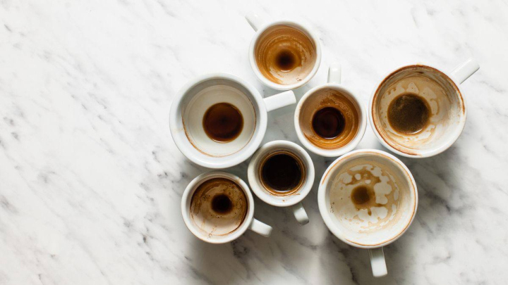 پاک کردن لکه چای و قهوه از لیوانهای سرامیکی از کاربردهای آبلیمو در خانه داری پاک کردن لکه چای و قهوه از لیوانهای سرامیکی از کاربردهای آبلیمو در خانه داری