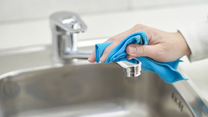 درخشان کردن شیرآلات و سینک از کاربردهای آبلیمو در خانه داری درخشان کردن شیرآلات و سینک از کاربردهای آبلیمو در خانه داری