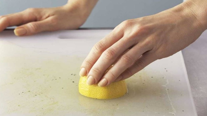 پاک کردن لکههای سخت روی تخته برش آشپزخانه از کاربردهای آبلیمو در خانه داری پاک کردن لکههای سخت روی تخته برش آشپزخانه از کاربردهای آبلیمو در خانه داری