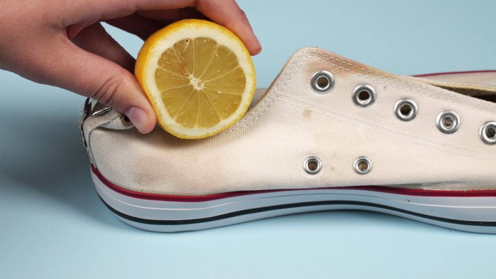 برطرف کردن بوی بد کفش از کاربردهای آبلیمو در خانه داری برطرف کردن بوی بد کفش از کاربردهای آبلیمو در خانه داری