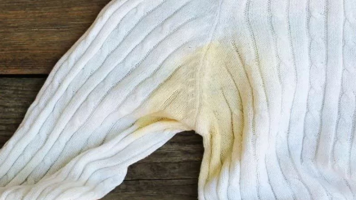 پاک کردن لکههای زرد عرق روی لباس پاک کردن لکههای زرد عرق روی لباس