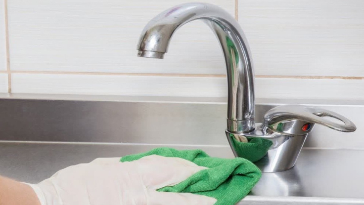 از بین بردن لکههای جرم روی شیرآلات با لیمو شیرین از بین بردن لکههای جرم روی شیرآلات با لیمو شیرین