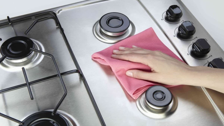 از بین بردن لکههای روغن و چربی سطوح آشپزخانه با لیمو شیرین از بین بردن لکههای روغن و چربی سطوح آشپزخانه با لیمو شیرین