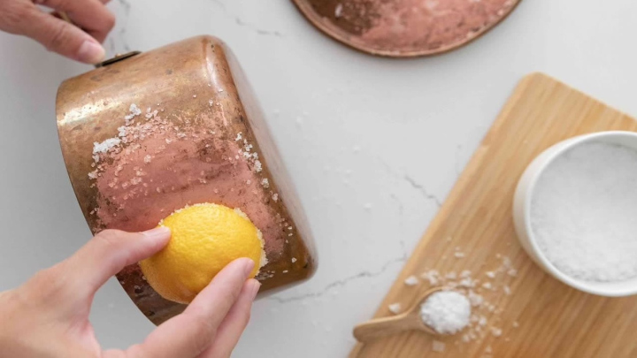 از بین بردن لکههای کدر روی ظروف مسی و استیل از بین بردن لکههای کدر روی ظروف مسی و استیل