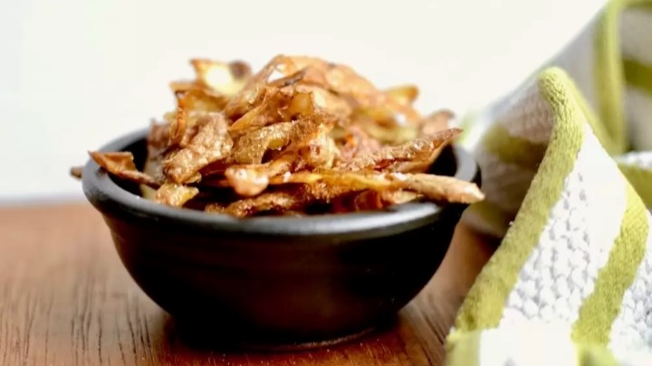 چطور پوست سیبزمینی را به یک خوردنی خوشمزه تبدیل کنیم؟ چطور پوست سیبزمینی را به یک خوردنی خوشمزه تبدیل کنیم؟