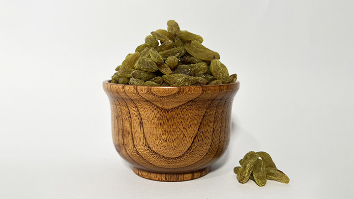 طرز تهیه کشمش سبز قلمی در آفتاب