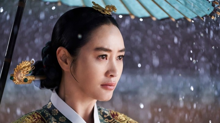 سریال زیر چتر ملکه (Under the Queen's Umbrella) از بهترین فیلم و سریال‌های کیم هه سو