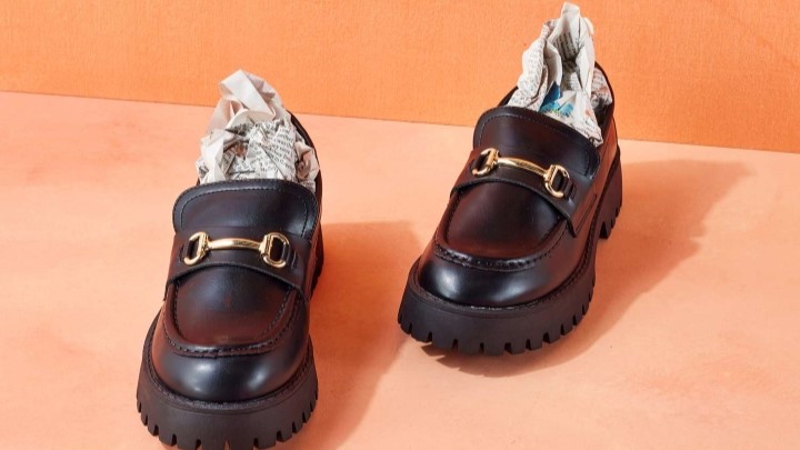 چگونه بعد از گشاد کردن، شکل کفش را حفظ کنیم؟