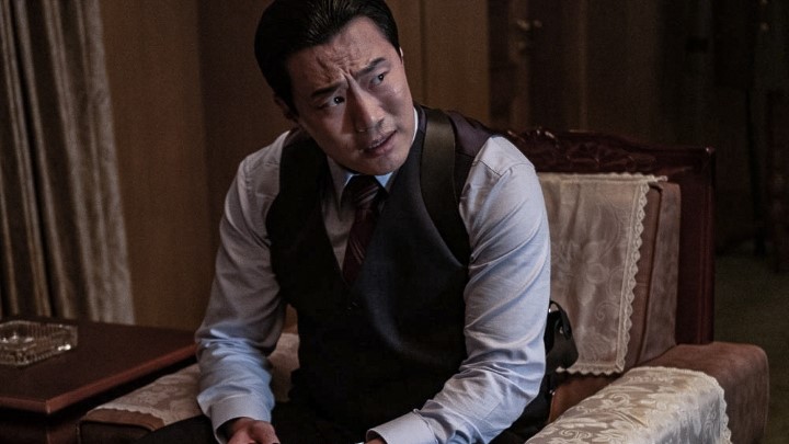 مرد ایستاده بعدی (The Man Standing Next) از بهترین فیلم و سریال‌های «لی هی جون»