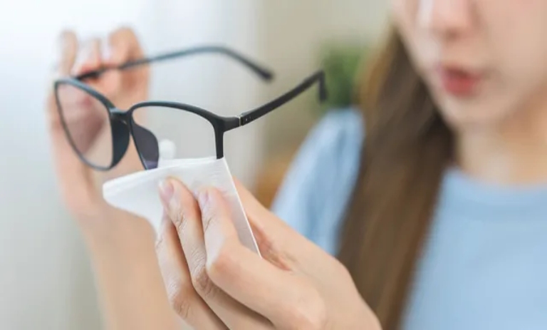 روشهای موثر برای تمیز کردن عینک و جلوگیری از خشافتادن؛ Methods for cleaning glasses and preventing scratches