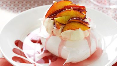 طرز تهیه دسر پاولووای شلیل و موز؛ دسر جذاب نیوزلندی