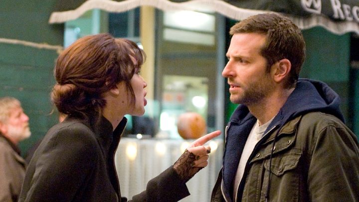 دفترچه امیدبخش (Silver Linings Playbook)؛ فیلمهایی که در روزهای افسردگی به شما حس درک شدن میدهند دفترچه امیدبخش (Silver Linings Playbook)؛ فیلمهایی که در روزهای افسردگی به شما حس درک شدن میدهند