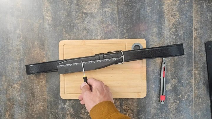 روش کوتاه کردن کمربند؛ ابتدا آن را بپوشید و اندازه را علامت بزنید روش کوتاه کردن کمربند؛ ابتدا آن را بپوشید و اندازه را علامت بزنید