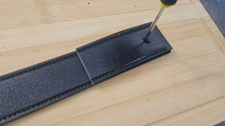 روش کوتاه کردن کمربند؛ جای سوراخ جدید برای سگک را علامت بزنید روش کوتاه کردن کمربند؛ جای سوراخ جدید برای سگک را علامت بزنید