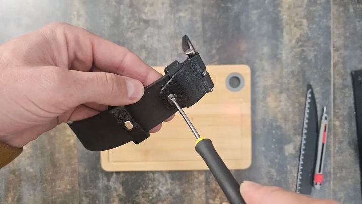 روش کوتاه کردن کمربند؛ سگک را دوباره وصل کنید روش کوتاه کردن کمربند؛ سگک را دوباره وصل کنید