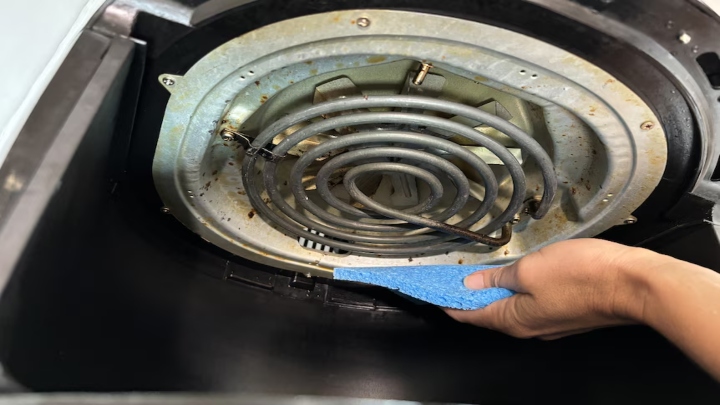 نحوه تمیز کردن المنت داخلی سرخکن بدون روغن نحوه تمیز کردن المنت داخلی سرخکن بدون روغن