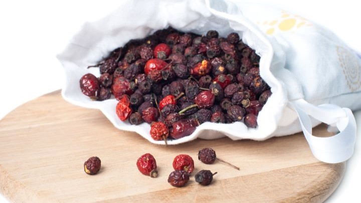 روش نگهداری صحیح از زالزالک خشک‌شده