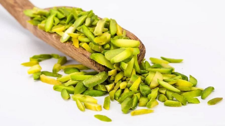 درست کردن خلال پسته با پسته تازه، رنگ سبزتری دارد که آن را برای استفاده روزانه در آشپزی و شیرینیپزی بسیار مناسب میکند. در ادامه، مراحل تهیه خلال پسته با پسته تازه را به صورت گام به گام مرور میکنیم: درست کردن خلال پسته با پسته تازه، رنگ سبزتری دارد که آن را برای استفاده روزانه در آشپزی و شیرینیپزی بسیار مناسب میکند. در ادامه، مراحل تهیه خلال پسته با پسته تازه را به صورت گام به گام مرور میکنیم: