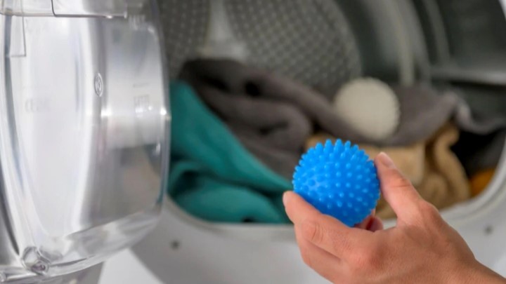 پاک کردن موی حیوانات خانگی از لباسها با توپهای خشککن پاک کردن موی حیوانات خانگی از لباسها با توپهای خشککن