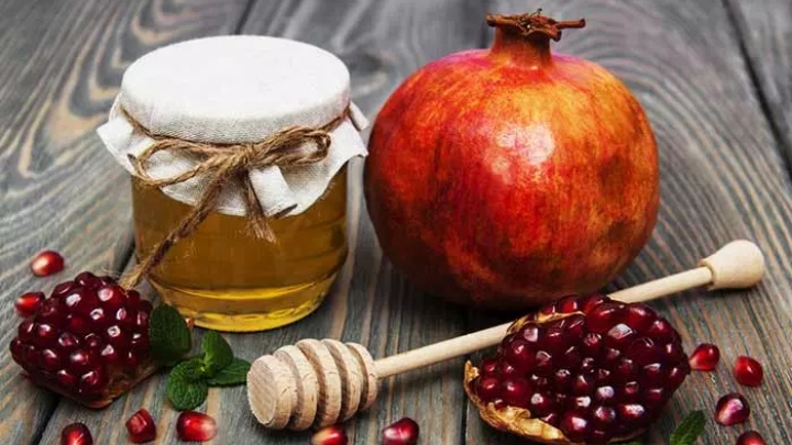 ماسک انار و عسل برای درخشش طبیعی پوست