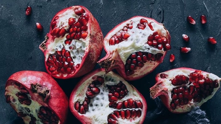 ماسک انار و پودر کاکائو برای شادابی و جوانی پوست