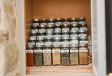 چیدمان ادویه و حبوبات در کابینت؛ نکات و ترفندهایی برای نظم بیشتر آشپزخانه