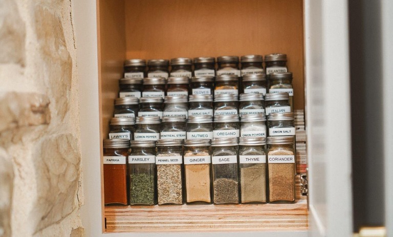 چیدمان ادویه و حبوبات در کابینت؛ نکات و ترفندهایی برای نظم بیشتر آشپزخانه