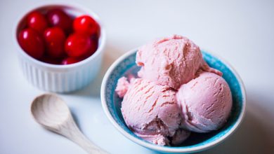 بستنی زغال‌اخته خانگی؛ سالم، خوش‌رنگ و بدون مواد افزودنی