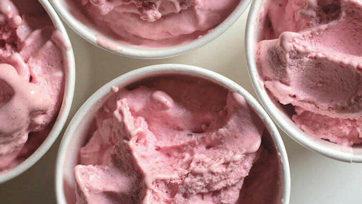 نکات و فوت‌وفن‌ های طرز تهیه بستنی زغال اخته خانگی