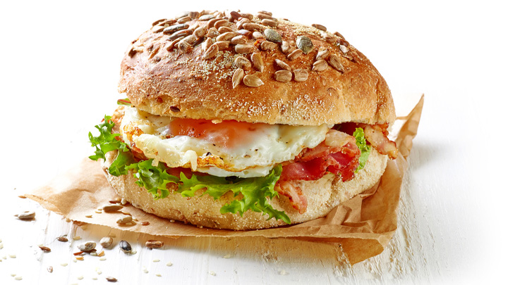 نکات و جایگزینهایی برای آماده کردن ساندویچ تخممرغ با نان برگر نکات و جایگزینهایی برای آماده کردن ساندویچ تخممرغ با نان برگر