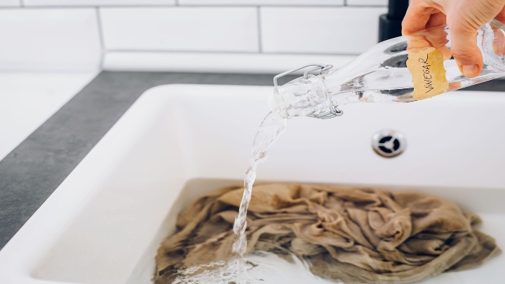 چگونه بوی تینر را از لباس رفع کنیم؟؛ روش‌های ساده و موثر برای رفع بوی تینر از لباس 