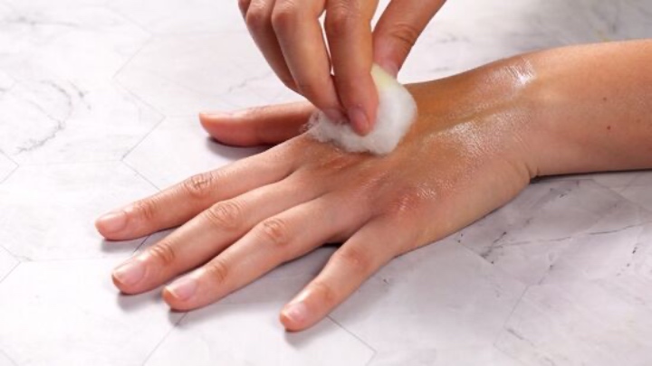 چگونه لکه‌های زردچوبه را از روی دست‌ و ناخن پاک کنیم؟؛ روش‌های ساده برای پاک کردن لکه زردچوبه از ناخن و دست