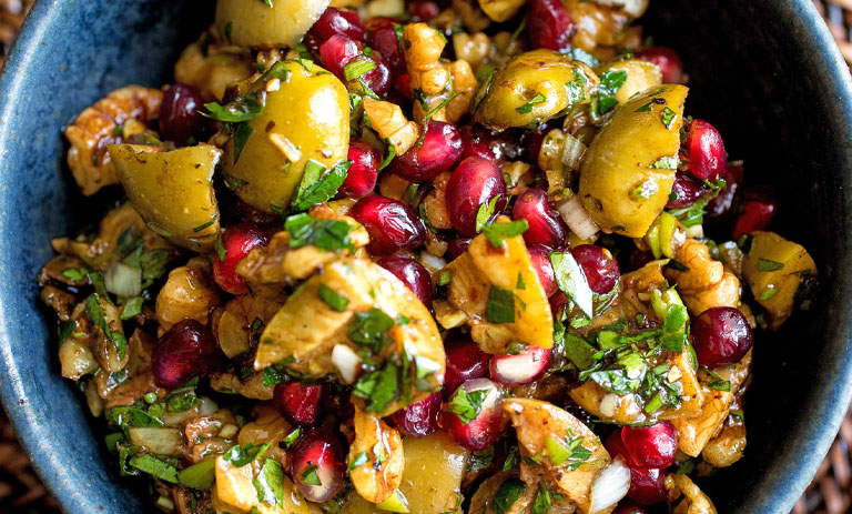طرز تهیه سالاد زیتون و گردو با رب انار؛ خوشطعم و خاص پاییزی