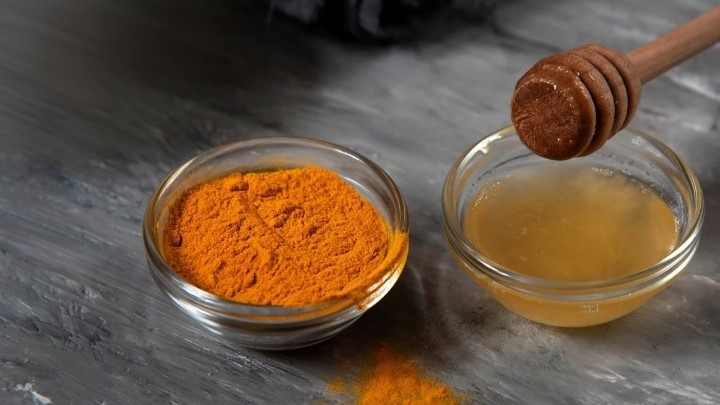 طرز تهیه ماست روشنکننده با پوست پرتقال، زردچوبه و عسل طرز تهیه ماست روشنکننده با پوست پرتقال، زردچوبه و عسل