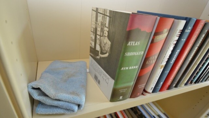 تمیز کردن کتاب‌ها به روش صحیح؛ جلوگیری از آسیب به صفحات و جلد؛ نحوه تمیز کردن جلد کتاب