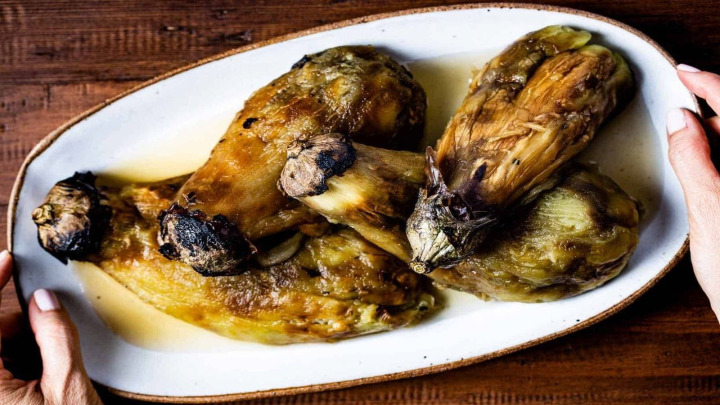 پوست کندن بادمجان کبابی با چاقو پوست کندن بادمجان کبابی با چاقو