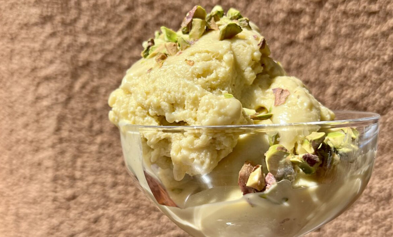 طرز تهیه بستنی پستهای خانگی؛ طعمی خامهای و خوشمزه
