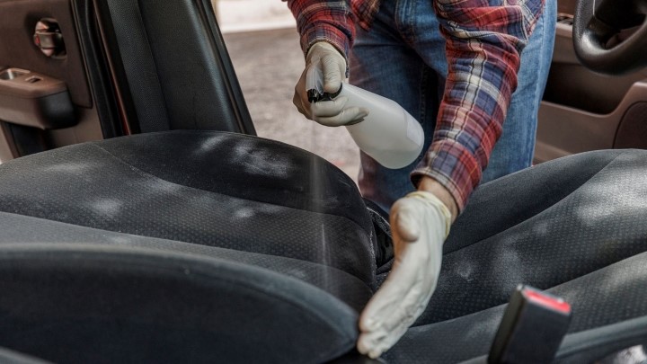 روش تمیز کردن روکش پارچهای صندلی ماشین روش تمیز کردن روکش پارچهای صندلی ماشین